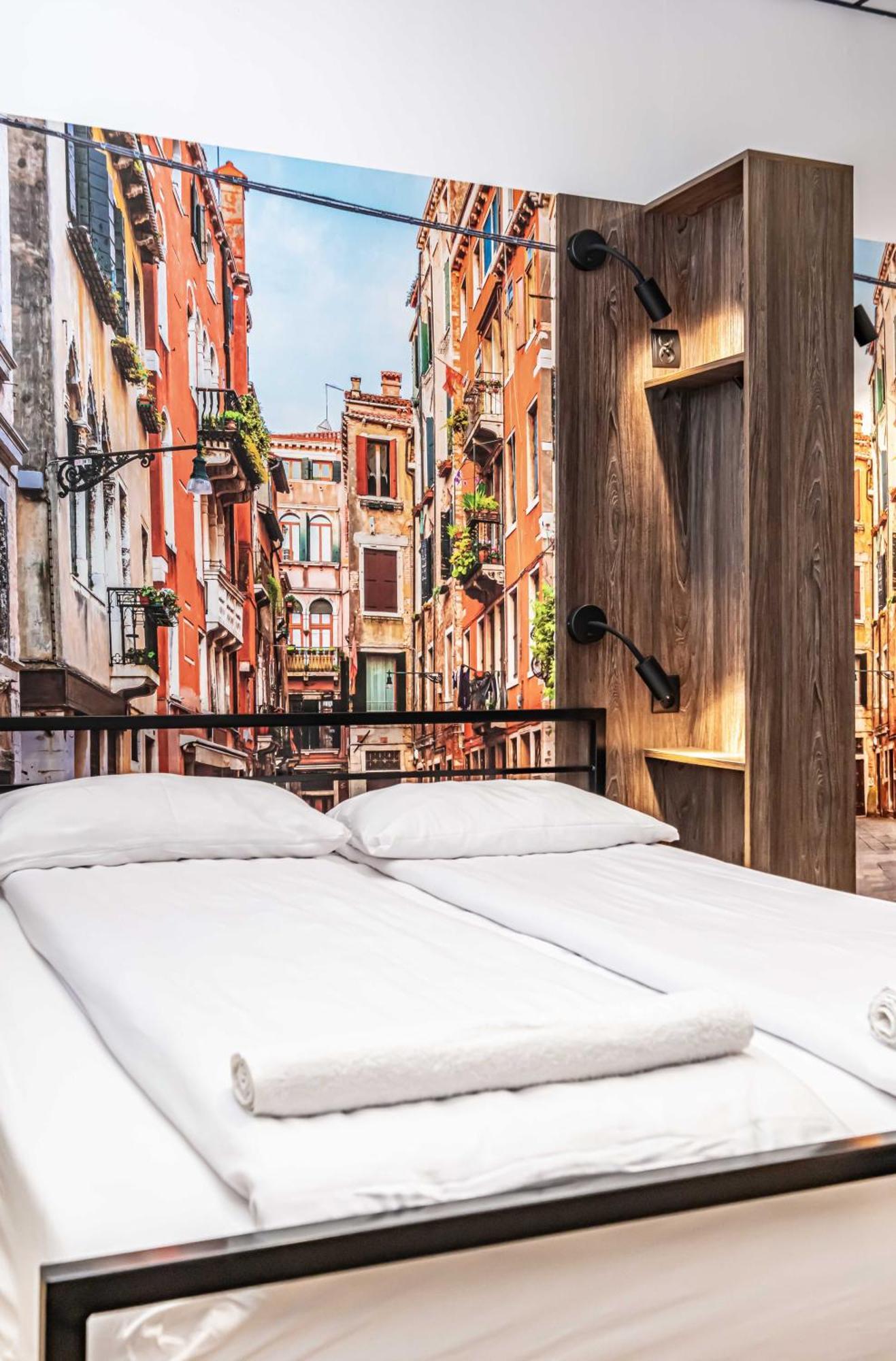 Vola Hostel Варшава Екстериор снимка